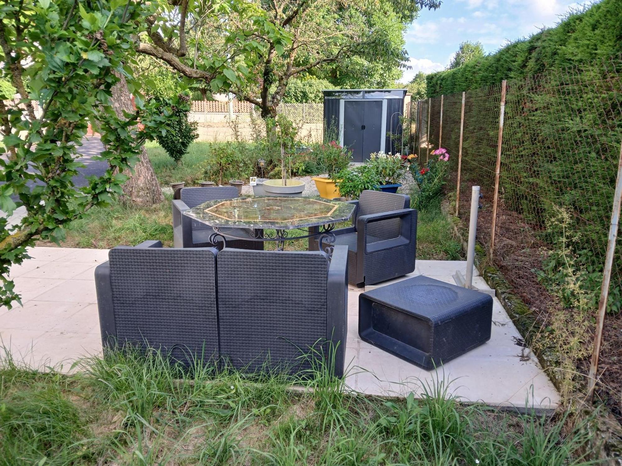 Gite Pavillon Kifadonfe 3 Ch Avec Cour Et Jardin Clos Villa Saint-Germain-Lembron Exteriör bild